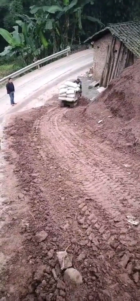 手扶爬山虎履帶車：狹窄空間運輸?shù)男吕?>
						</div>
						<h1>手扶爬山虎履帶車：狹窄空間運輸?shù)男吕?/h1>
						<p>手扶爬山虎履帶車：狹窄空間運輸?shù)男吕?nbsp; 手扶爬山虎”的履帶式運輸車憑借其卓越的性能和靈活的適應性，在狹窄空間運輸領域引起了廣泛關注。這款由立派機械制造推出的創(chuàng)新產(chǎn)品，不僅解決了傳統(tǒng)運輸車輛在狹窄空間作業(yè)時的諸多難題，更為農(nóng)業(yè)、果園、山地等復雜地形的運輸作業(yè)提供了全新的解決方案。手扶爬山虎履帶車以其獨特的履帶設計和強大的爬坡能力著稱。其橡膠履帶夠勝任更深的坑洼和坡度，確保了車輛在運輸過程中的平穩(wěn)性和對地面的最小損害。據(jù)介紹，該車的承載接地比壓小，能夠輕松應對更深的泥坑、水池以及復雜的石塊路面，展現(xiàn)出其卓越的越野能力。   在狹窄空間作業(yè)方面，手扶爬山虎履帶車更是展現(xiàn)出了其獨特的優(yōu)勢。其小巧的結(jié)構(gòu)和強大的載重能力，使得車輛能夠輕松穿越狹窄的山石、林地和建筑物，減少了修建道路的費用和時間成本。同時，車輛配備的電啟動系統(tǒng)和集中手柄設計，使得操作更加便捷、流暢，提高了工作效率和駕駛的舒適性。除了以上特點外，手扶爬山虎履帶車還具備強大的牽引力和爬坡抓地性能。其柴油發(fā)動機為整車提供了強勁的動力支持，通過機械傳動方式驅(qū)動，并配備多種擋位選擇，確保了車輛在各種工況下都能保持出色的機動性和穩(wěn)定性。這一特點使得手扶爬山虎履帶車在山地果園的物資運輸、水利工程的材料輸送以及礦山開采的礦石轉(zhuǎn)運等領域具有廣泛的應用前景。 2024-08-06  隨著農(nóng)業(yè)現(xiàn)代化和基礎設施建設的不斷推進，對運輸車輛的要求也越來越高。手扶爬山虎履帶車的出現(xiàn)，無疑為這些領域帶來了全新的選擇。它不僅解決了傳統(tǒng)運輸車輛在狹窄空間作業(yè)時的難題，還提高了運輸效率和安全性，為農(nóng)業(yè)生產(chǎn)和基礎設施建設提供了有力支持。  未來，隨著技術(shù)的不斷進步和市場的不斷拓展，手扶爬山虎履帶車有望在更多領域發(fā)揮重要作用。我們期待這款創(chuàng)新產(chǎn)品能夠繼續(xù)引領行業(yè)潮流，為推動我國農(nóng)業(yè)現(xiàn)代化和基礎設施建設貢獻更多力量。</p>
					</div>
				</a>
			</div>
			
		  
			
			<div   id=